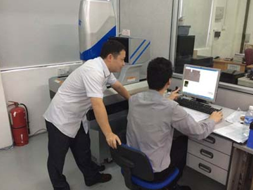 副总经理周小波先生在马来西亚G工厂现场培训用户工程师操控全自动影像测量仪